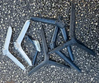 Piedini TV universali neri e grigi