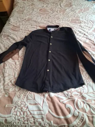 Camisa Negra con coderas marrones