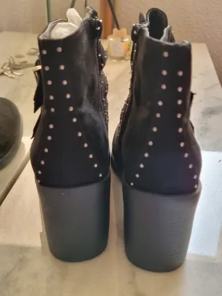 Botines negros con tachuelas y hebillas