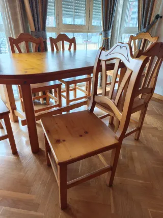 Mesa de comedor y 6 sillas de madera