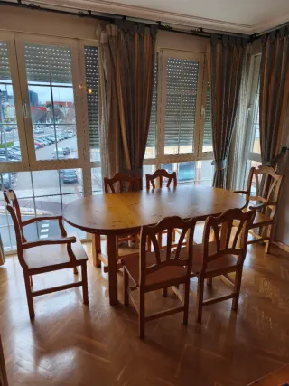 Mesa de comedor y 6 sillas de madera