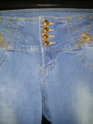 Calças de ganga com cintura alta e botões dourados