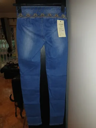 Calças de ganga com cintura alta e botões dourados