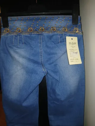 Calças de ganga com cintura alta e botões dourados