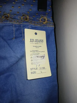 Calças de ganga com cintura alta e botões dourados