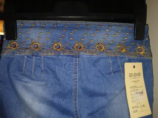 Calças de ganga com cintura alta e botões dourados