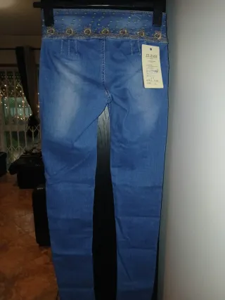 Calças de ganga com cintura alta e botões dourados