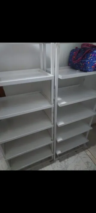 Estanterías metálicas blancas
