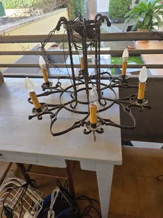 Lámpara de comedor hierro forjado antigua.