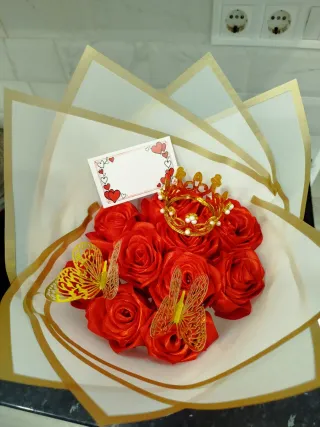 Ramo de rosas eternas con corona