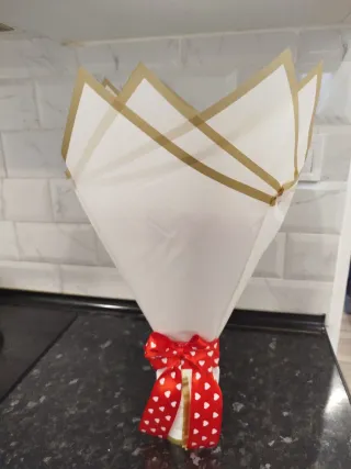 Ramo de rosas eternas con corona