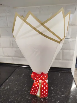 Ramo de rosas eternas con corona