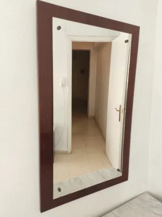 Mueble de madera con puertas y tiradores