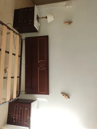 Mueble de madera con puertas y tiradores