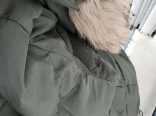 Chaqueta verde Bershka con capucha