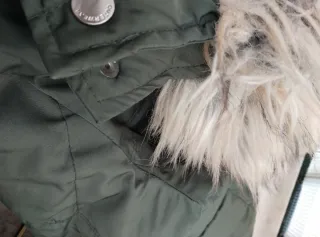 Chaqueta verde Bershka con capucha