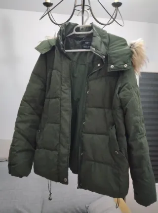 Chaqueta verde Bershka con capucha