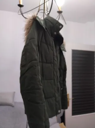 Chaqueta verde Bershka con capucha