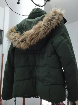 Chaqueta verde Bershka con capucha