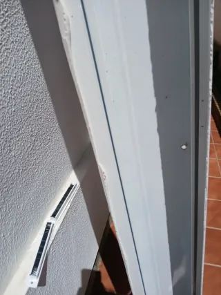Balconera aluminio corredera con persiana.