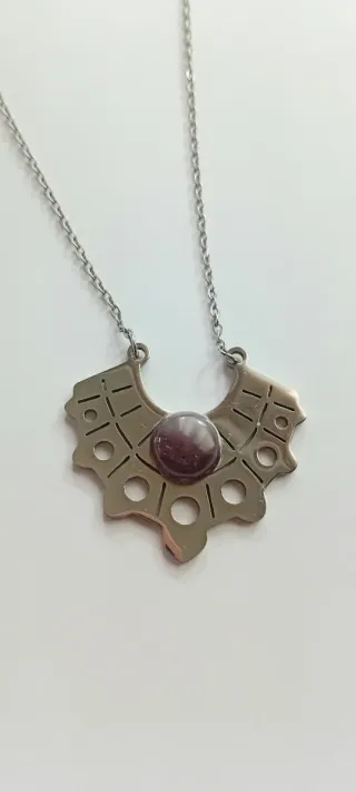 Collar tribial plateado con colgante morado