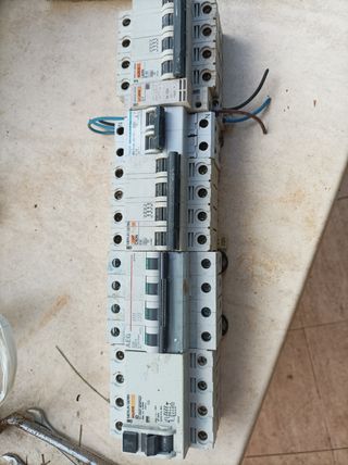 Térmicos y diferencial Merlin Gerin AEG