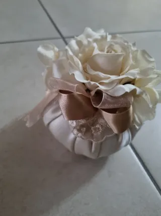 Pon pon decorativo con rosa