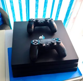 PS4 Pro Negra + 2 mandos Dualshock y 4 Juegos