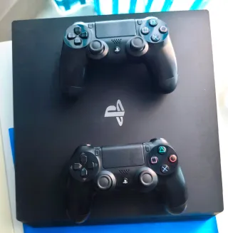 PS4 Pro Negra + 2 mandos Dualshock y 4 Juegos
