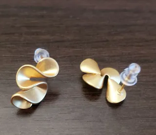 Pendientes dorados mate acero