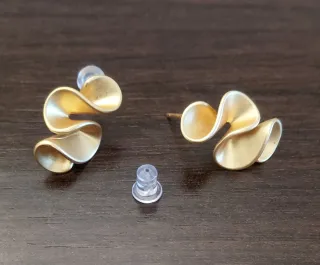 Pendientes dorados mate acero