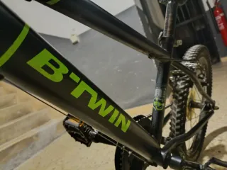 Bicicleta infantil B'TWIN verde y negra