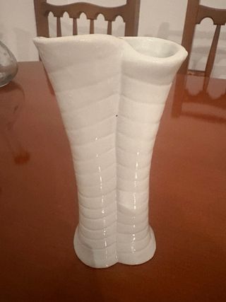 Florero (violetero) de porcelana blanco con flores