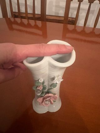 Florero (violetero) de porcelana blanco con flores