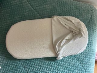 Colchón y sábanas para carrito de bebé