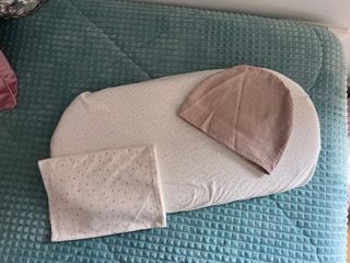 Colchón y sábanas para carrito de bebé