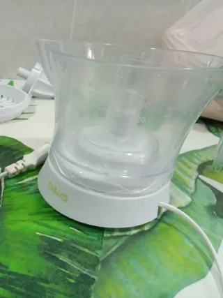 Exprimidor eléctrico blanco