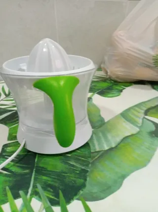 Exprimidor eléctrico blanco