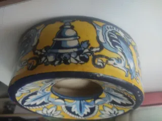 Escupidera antigua decorada