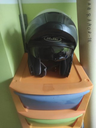 Casco de moto HJC negro y gris