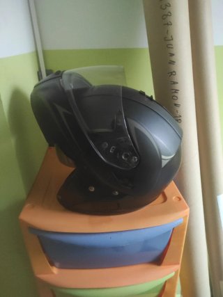Casco de moto HJC negro y gris