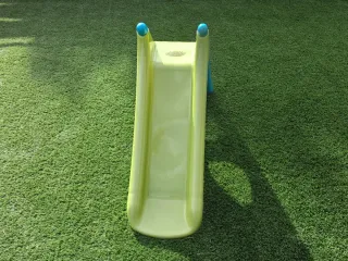 Tobogán infantil verde y azul