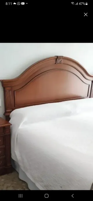 Cabecero de cama de madera marrón