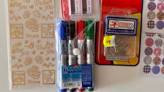 Lote Papelería: Bolígrafos, Gomas, Pegatinas