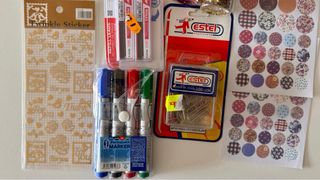 Lote Papelería: Bolígrafos, Gomas, Pegatinas