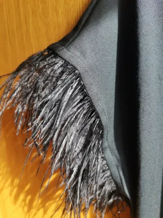 Top negro con plumas