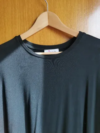 Top negro con plumas