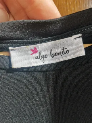 Top negro con plumas