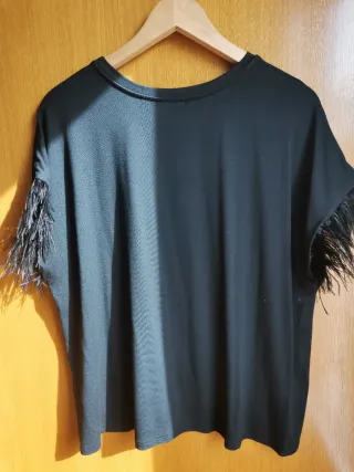 Top negro con plumas