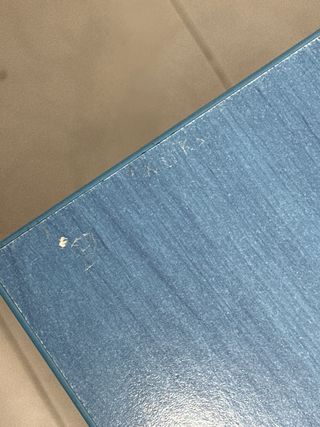 Mesa de escritorio azul y plateada